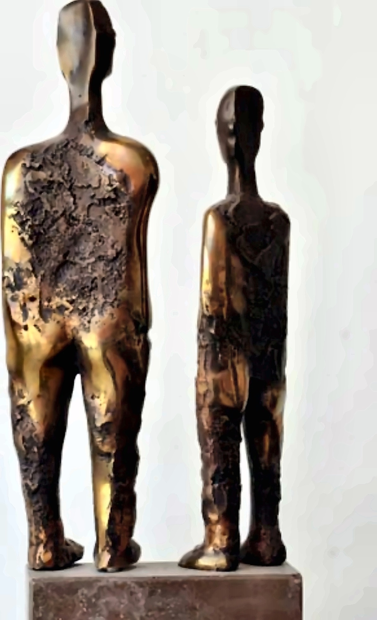 رجلين — Two Men. Bronze, 27 × 14 × 3 cm.