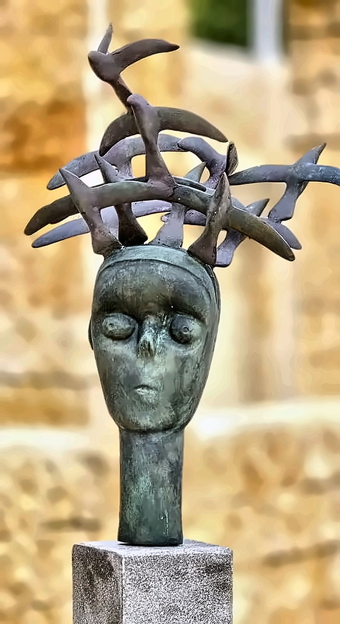 The crowned head from another angle, the ring of birds reading as a single band.